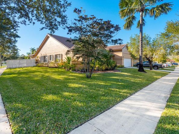 1200 NW 161st Ave, Pembroke Pines FL 33028