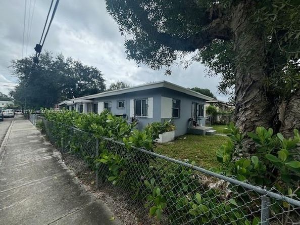 248 NW 69th St, Miami FL 33150