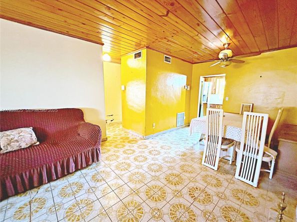 880 E 28th St, Hialeah FL 33013