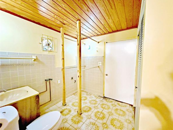 880 E 28th St, Hialeah FL 33013