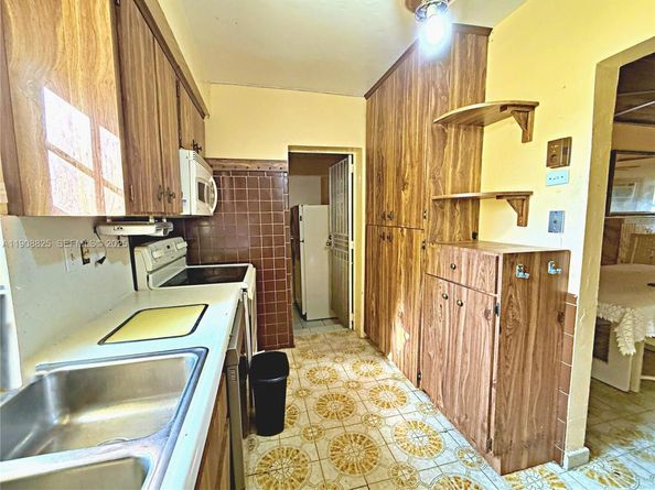 880 E 28th St, Hialeah FL 33013