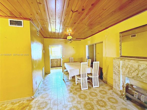 880 E 28th St, Hialeah FL 33013