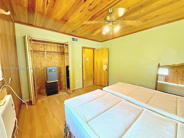 880 E 28th St, Hialeah FL 33013