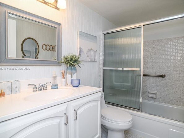 581 Blue Heron Dr 112B, Hallandale Beach FL 33009