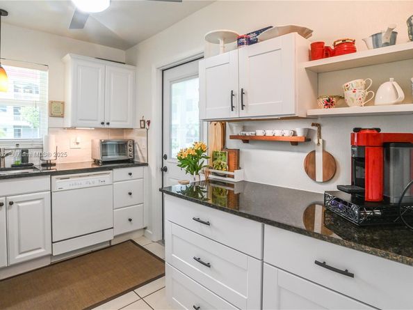 581 Blue Heron Dr 112B, Hallandale Beach FL 33009