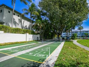 581 Blue Heron Dr 112B, Hallandale Beach FL 33009