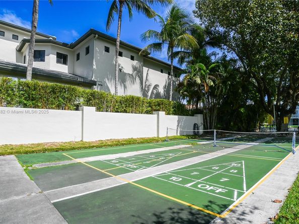 581 Blue Heron Dr 112B, Hallandale Beach FL 33009