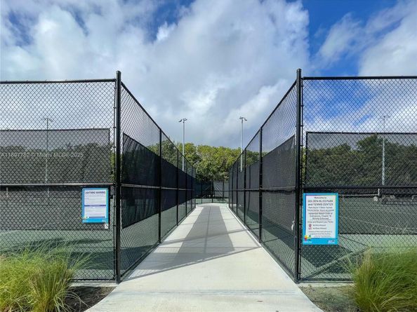 581 Blue Heron Dr 112B, Hallandale Beach FL 33009