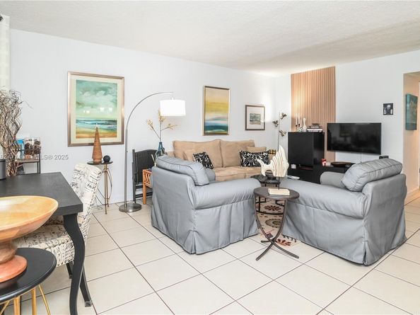 581 Blue Heron Dr 112B, Hallandale Beach FL 33009