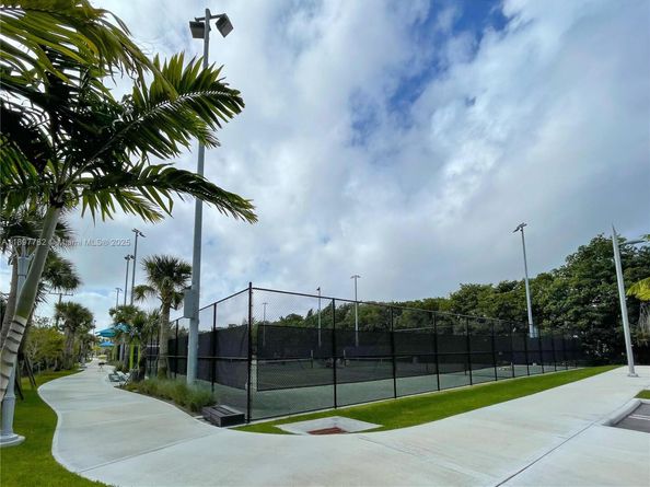 581 Blue Heron Dr 112B, Hallandale Beach FL 33009