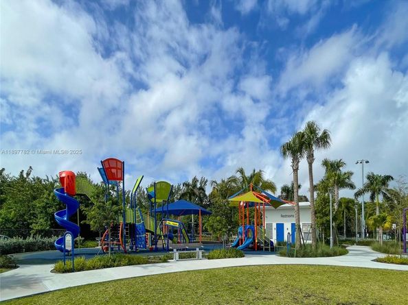 581 Blue Heron Dr 112B, Hallandale Beach FL 33009
