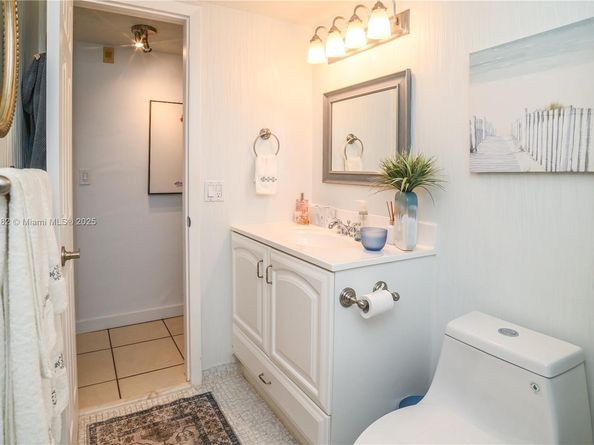 581 Blue Heron Dr 112B, Hallandale Beach FL 33009