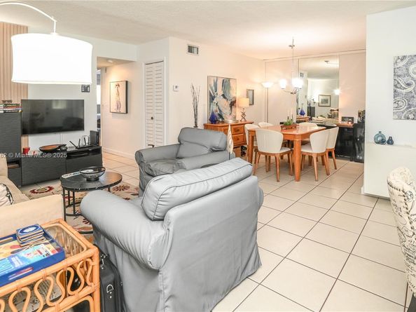 581 Blue Heron Dr 112B, Hallandale Beach FL 33009