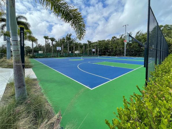 581 Blue Heron Dr 112B, Hallandale Beach FL 33009