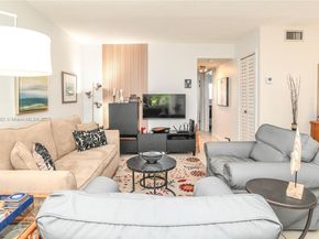 581 Blue Heron Dr 112B, Hallandale Beach FL 33009