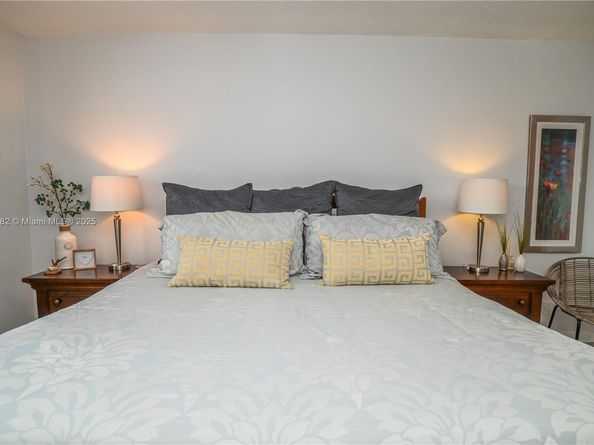 581 Blue Heron Dr 112B, Hallandale Beach FL 33009