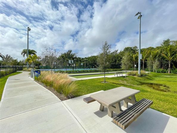 581 Blue Heron Dr 112B, Hallandale Beach FL 33009