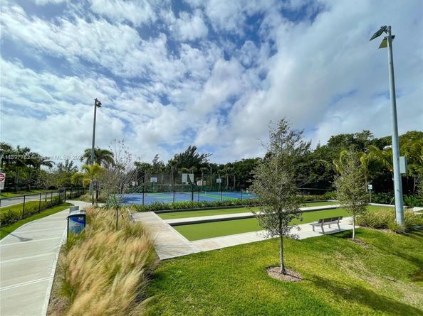 581 Blue Heron Dr 112B, Hallandale Beach FL 33009