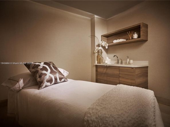 17301 Biscayne Blvd 2202, North Miami Beach FL 33160