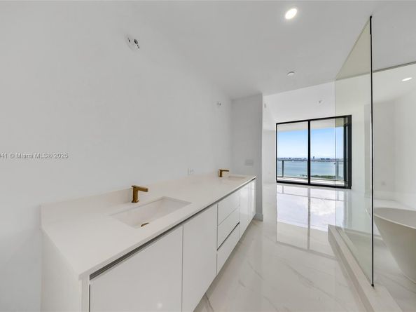 700 NE 24th street 3204, Miami FL 33137