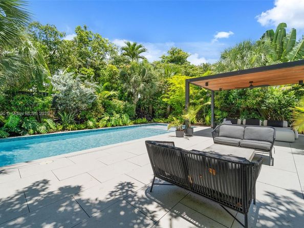 175 NW 44th St, Miami FL 33127