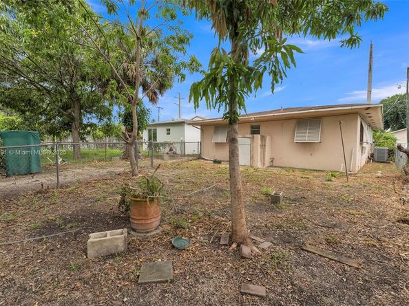 2238 NW 58th St, Miami FL 33142
