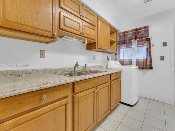 2238 NW 58th St, Miami FL 33142