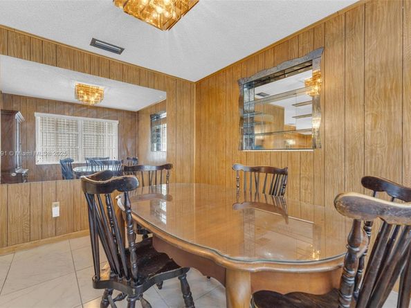 2238 NW 58th St, Miami FL 33142