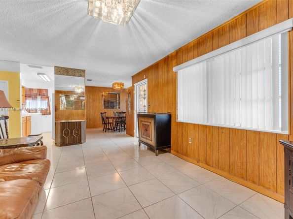 2238 NW 58th St, Miami FL 33142