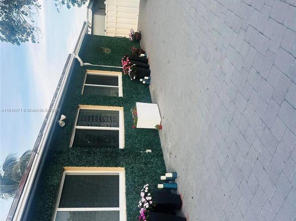 8600 NW 25th Ct, Sunrise FL 33322