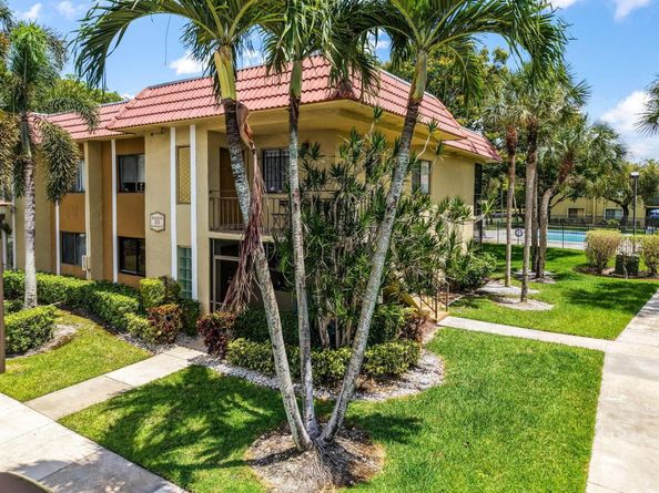 303 Lakeview Drive 102, Weston FL 33326