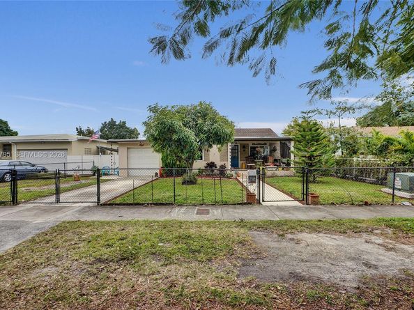 3030 NW 5th St, Miami FL 33125