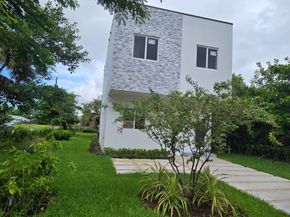 141 NW 11th St, Pompano Beach FL 33060