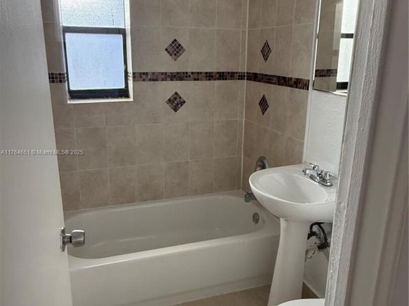 2246 Mcclellan St, Hollywood FL 33020