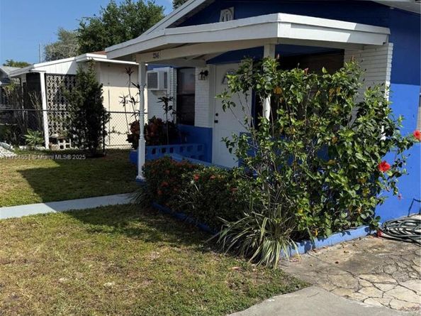 2246 Mcclellan St, Hollywood FL 33020