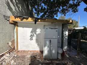 110 NW 52nd St, Miami FL 33127