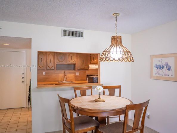 301 Racquet Club Rd 203, Weston FL 33326