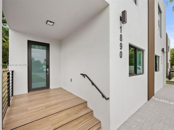 1890 NW 26th St, Miami FL 33142