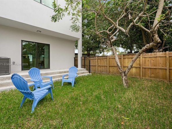 1890 NW 26th St, Miami FL 33142
