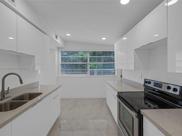 2960 NW 165th St, Miami Gardens FL 33054