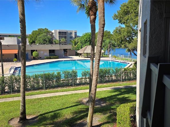 1101 Colony Point Cir 218, Pembroke Pines FL 33026