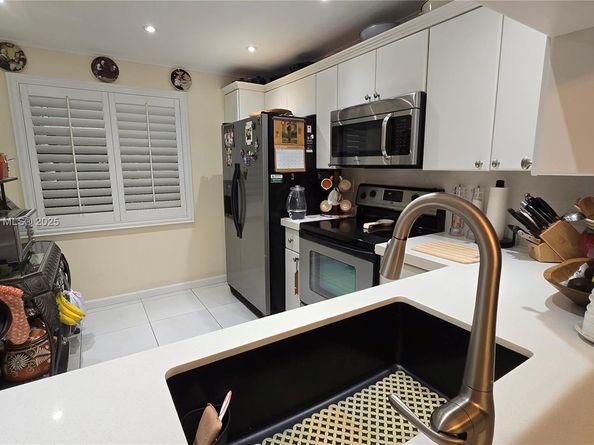 1101 Colony Point Cir 218, Pembroke Pines FL 33026