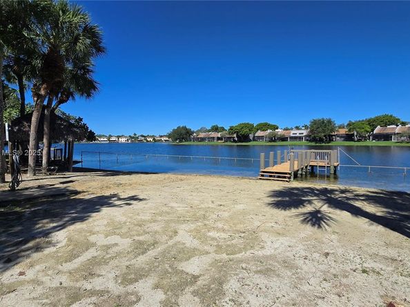 1101 Colony Point Cir 218, Pembroke Pines FL 33026