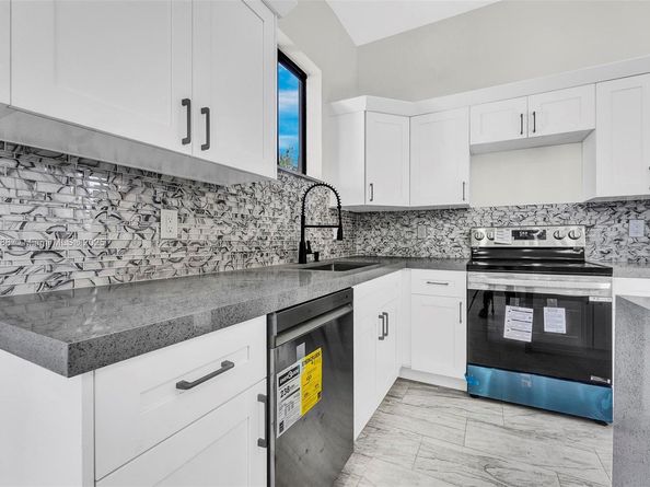 5270 Plunkett St, Hollywood FL 33021