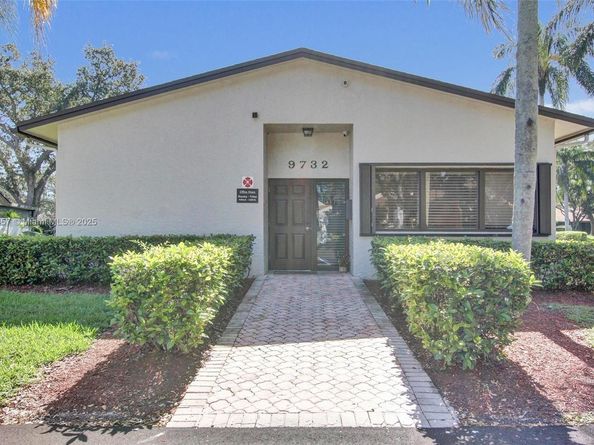 1590 NW 98th Ter, Pembroke Pines FL 33024