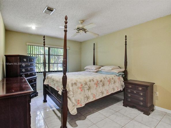 1590 NW 98th Ter, Pembroke Pines FL 33024