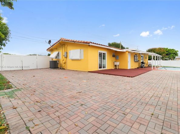 7490 Buchanan St, Hollywood FL 33024