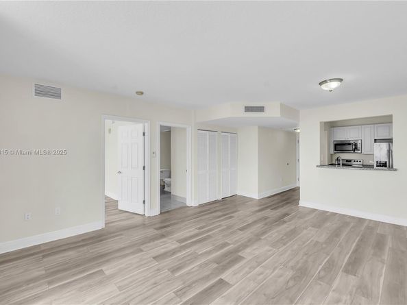 900 SW 8th St 1110, Miami FL 33130