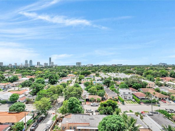 900 SW 8th St 1110, Miami FL 33130
