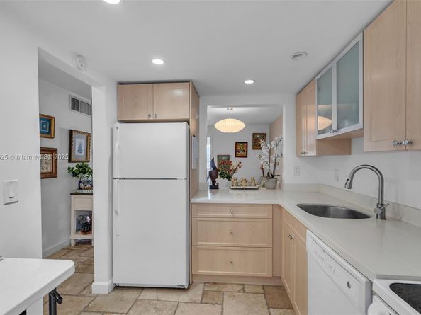 240 Galen Dr 314, Key Biscayne FL 33149
